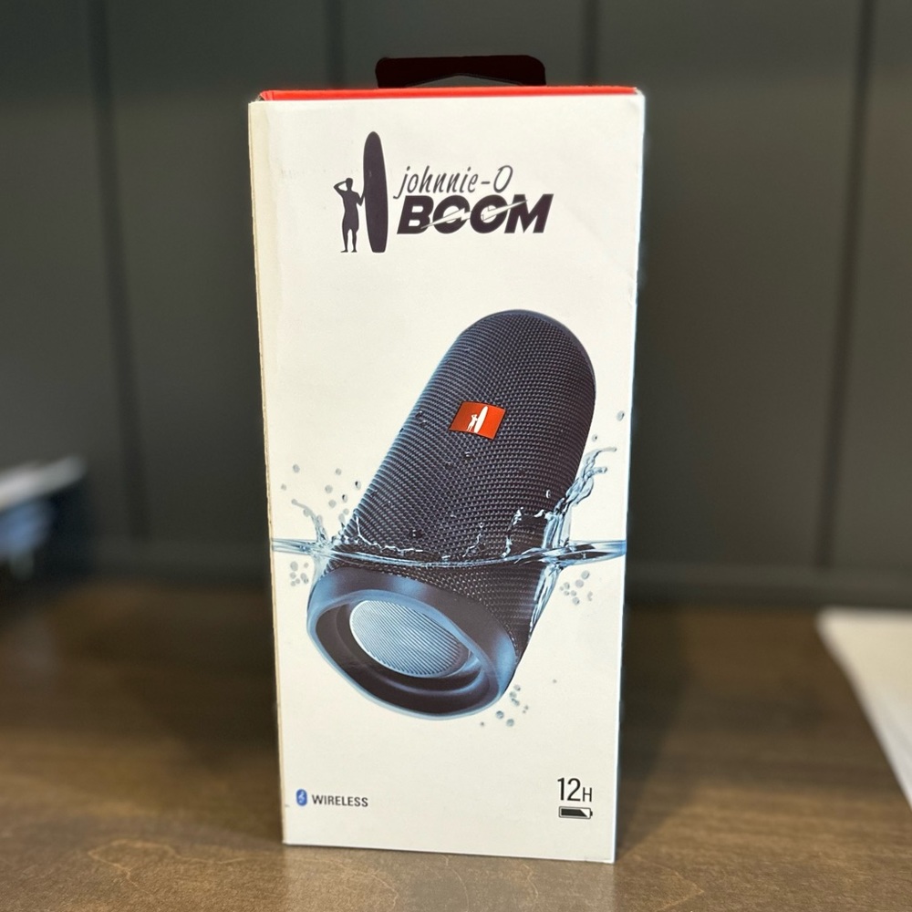 NEW IN BOX - Waterproof speaker